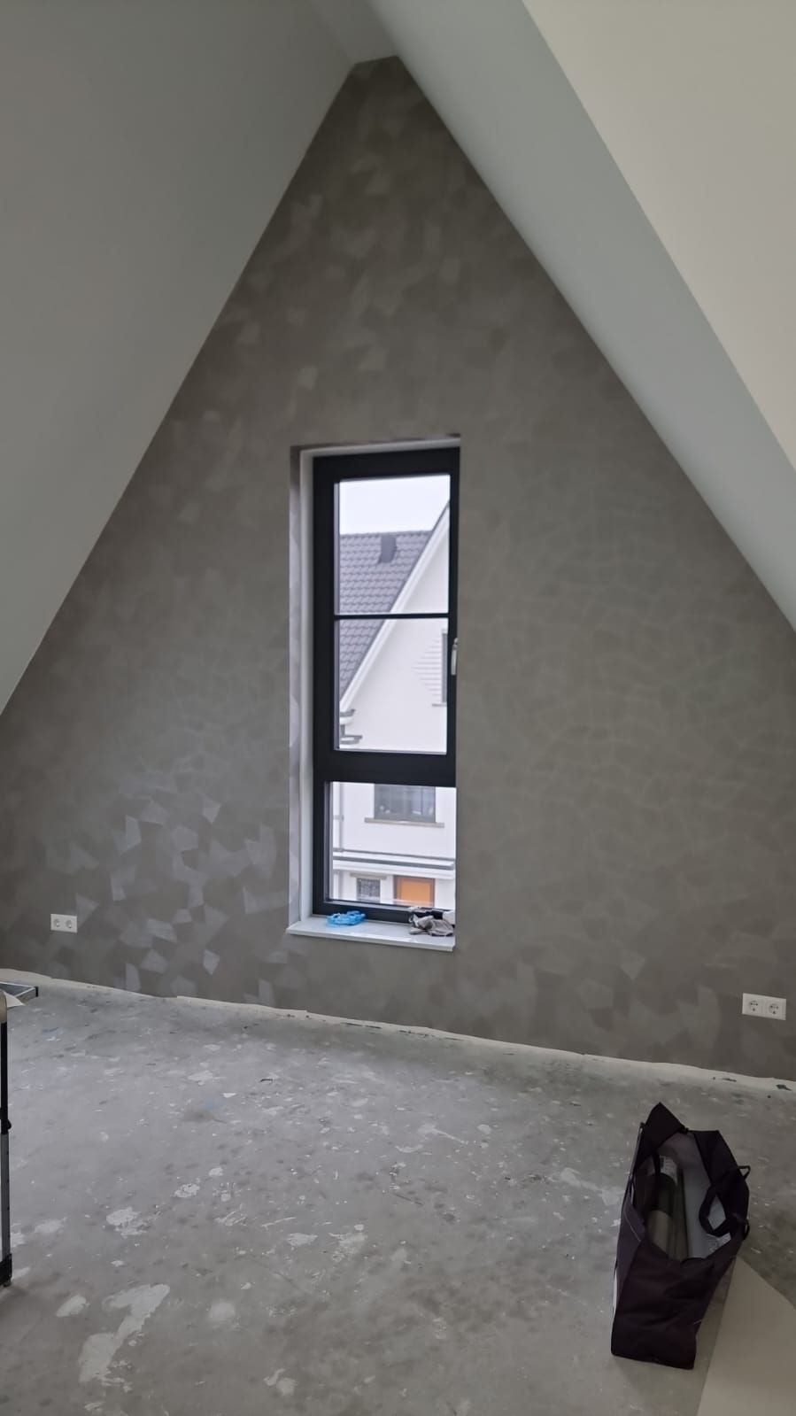 Portfolio: Getextureerd grijs behang op driehoekige wand