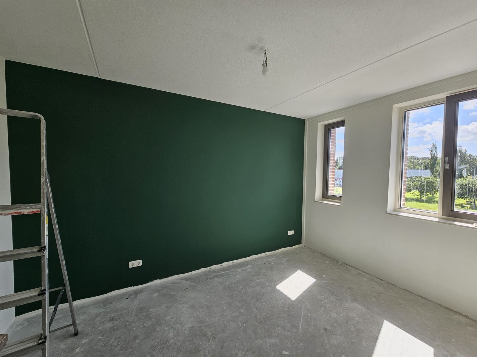 Portfolio: Donkergroene accentwand in slaapkamer
