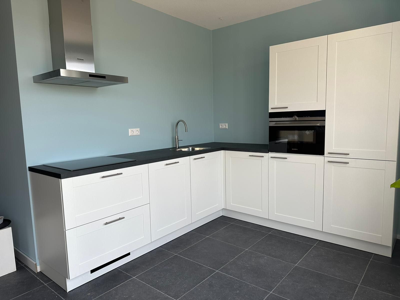 Portfolio: Moderne keuken met blauwgroene muur