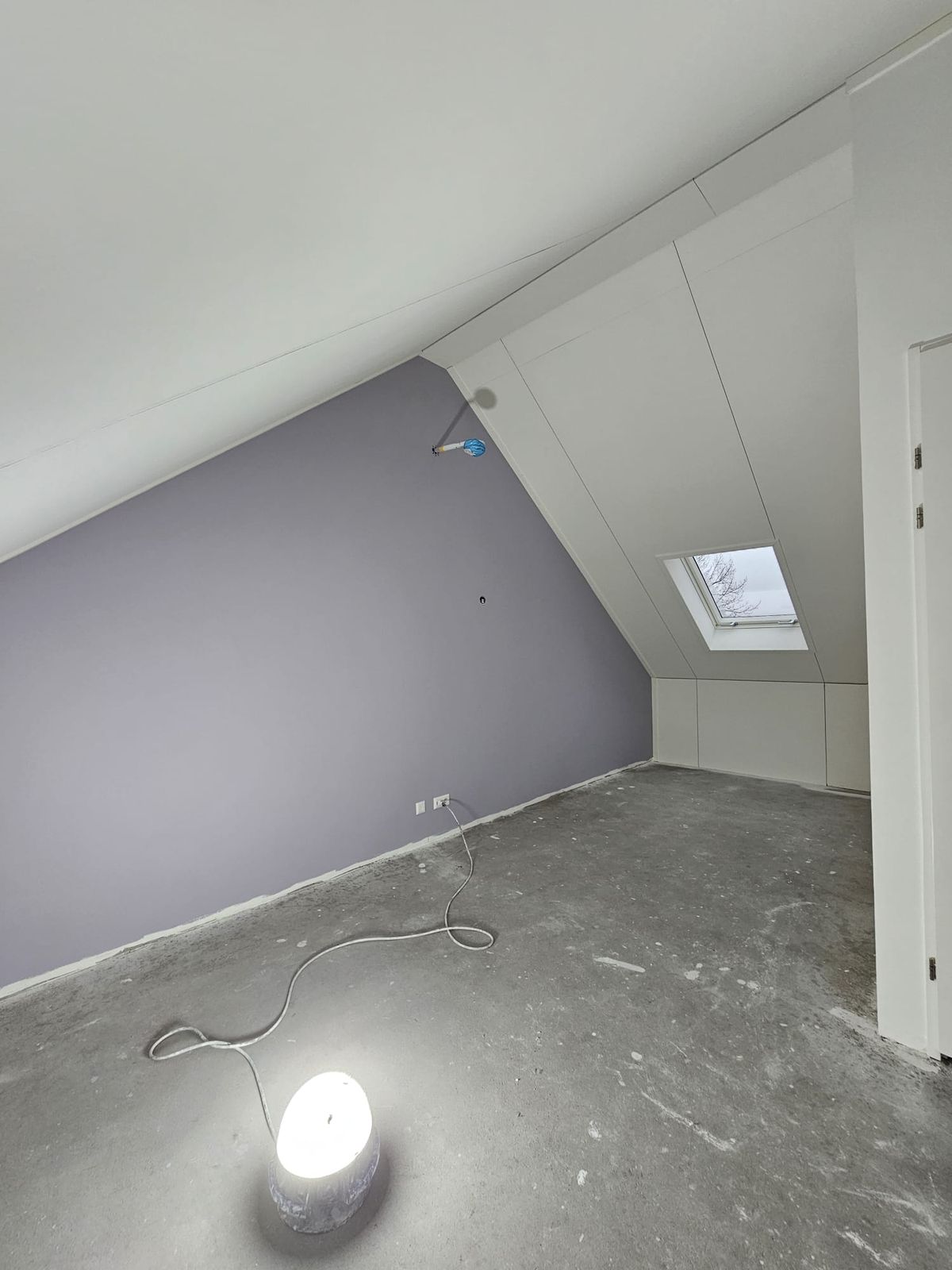 Portfolio: Lavendelkleurige schuine wand op zolder
